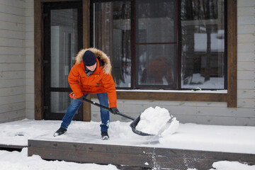 Man shovel cleans snow