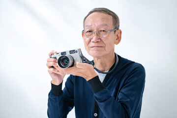 写真を撮るシニア男性