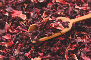 Scoop on dry hibiscus tea © Pixel-Shot