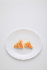 白い皿の上のクロワッサン