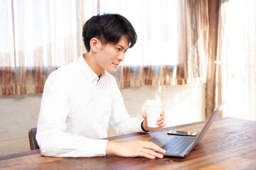 リモートワーク でノートパソコンを使う男性
