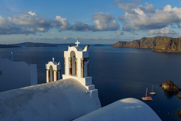 Obraz premium Arch with a bell, white church in Oia, Santorini, Greece.