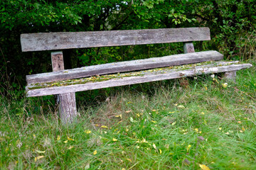 Defekte Parkbank wartet auf die Reparatur