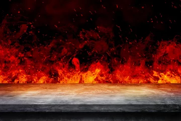 Fototapeten Seitenansicht der leeren Betontischplatte mit orangefarbenem Feuer oder Flamme und Funkeln im dunklen Raum. © Angkana