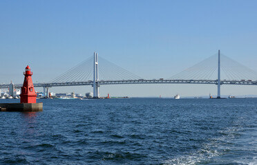 赤灯台と横浜ベイブリッジ