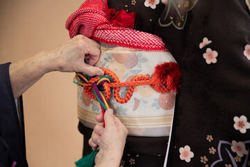 美容室における、振袖着物の着付け風景と着物モデル