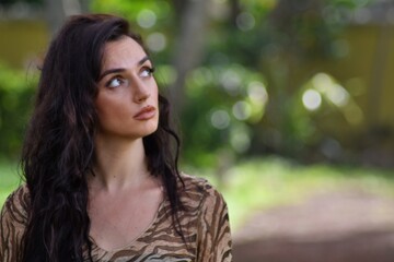 Naklejka premium Young woman resting in botanical garden 