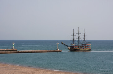 Obraz premium The ship sails towards the entrance to the river