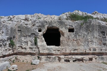 Siracusa – Grotte sul terrazzo del teatro greco