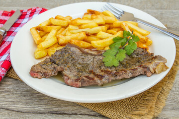 entrecôte de boeuf et frites dans une assiette