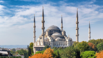 Fototapeta na wymiar Panoramic view of the Sultanahmet Mosque (Blue Mosque) in sunny autumn day - Istanbul, Turkey.