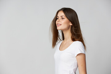 Obraz premium a woman in a white T-shirt looking forward and smiling