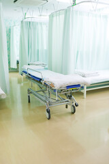 処置室に置かれたストレッチャー