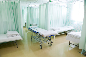 処置室に置かれたストレッチャー