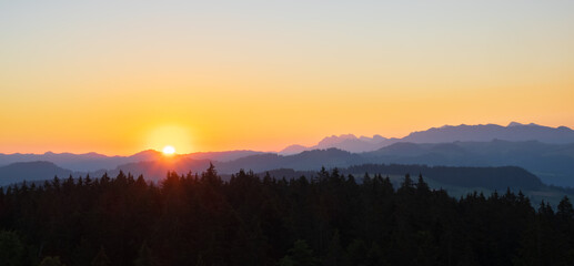 Obraz premium Summer sunrise in the hills of the emmental valley