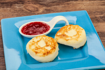 Cottage cheese pancakes with strawberry jam