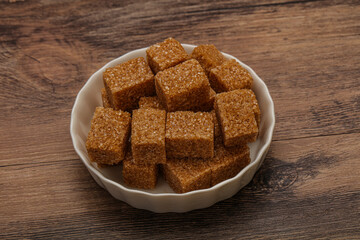 Cane sugar cubs in the bowl