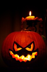 Calabaza de Halloween con candelabro .