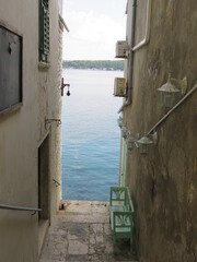 schmale Gasse hinunter zum Meer in Rovinj, Istrien, Kroatien