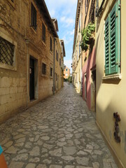 schmale Gassen und Straßen in der Altstadt von Rovinj, Istrien, Kroatien