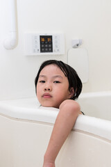 お風呂に入っている可愛い子供