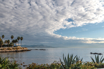 Vue mer au soleil levant depuis les remparts d'Antibes sur la Côte d'Azur