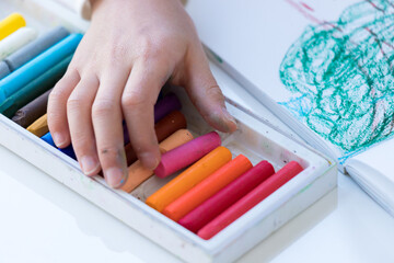 明るい家で絵を描いている可愛い子供の様子