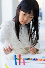 明るい家で絵を描いている可愛い子供の様子