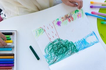 明るい家で絵を描いている可愛い子供の様子