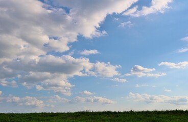 秋空と堤防　風景　