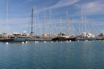 Veleros y yates en el puerto.