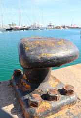 Antiguo pil&oacute;n de amarre del puerto.