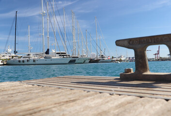 Amarre con veleros al fondo (4)