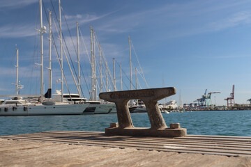 Amarre con veleros al fondo (2)