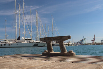 Amarre con veleros al fondo (1)