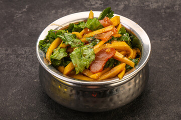 Salad with mango and chicken