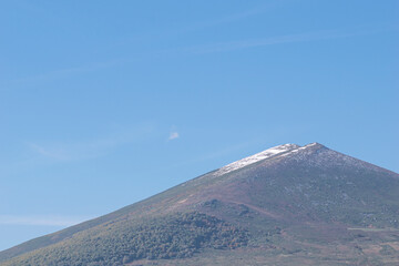 vista de montaña con la cumbre nevada