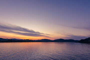 atardecer , amanecer en la superficie del mar
