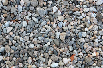 大きさが不揃いな砂利道の小石