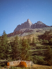 Paysage montagneux nocturne.
