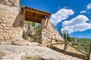 Antigua puerta rural en ruinas en el sendero de las hoces del rio Jucar y Huecar que bordea la ciudad de Cuenca