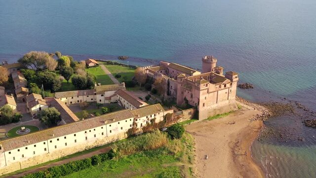 Ripresa aerea con drone dello spettacolare castello di Santa Severa sulla spiaggia tra Civitavecchia e Ostia