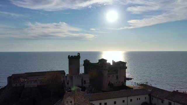 Ripresa aerea con drone dello spettacolare castello di Santa Severa sulla spiaggia tra Civitavecchia e Ostia