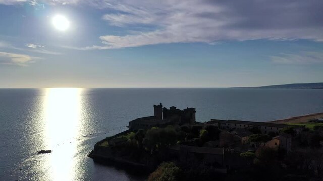 Ripresa aerea con drone dello spettacolare castello di Santa Severa sulla spiaggia tra Civitavecchia e Ostia