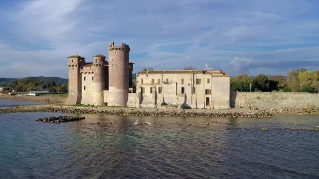 Ripresa aerea con drone dello spettacolare castello di Santa Severa sulla spiaggia tra Civitavecchia e Ostia