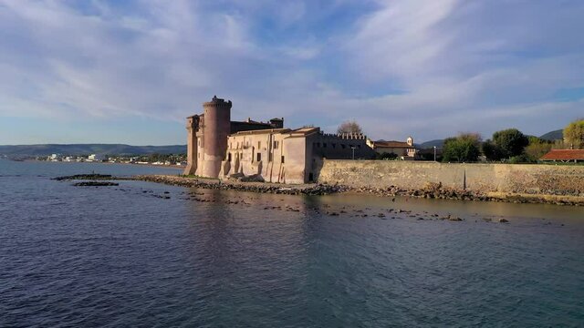 Ripresa aerea con drone dello spettacolare castello di Santa Severa sulla spiaggia tra Civitavecchia e Ostia