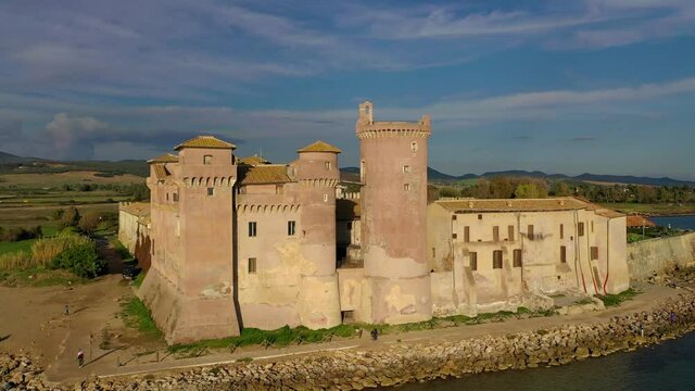 Ripresa aerea con drone dello spettacolare castello di Santa Severa sulla spiaggia tra Civitavecchia e Ostia