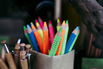Crayons de couleur en bois pour les enfants rangés dans un pot à crayon