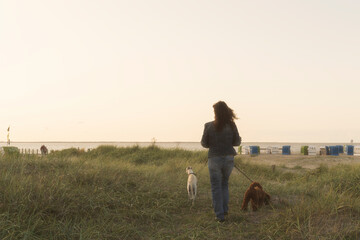 Frau mit Hunden an der Nordsee