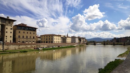 Fototapeta na wymiar arno river and ponte vecchio city
